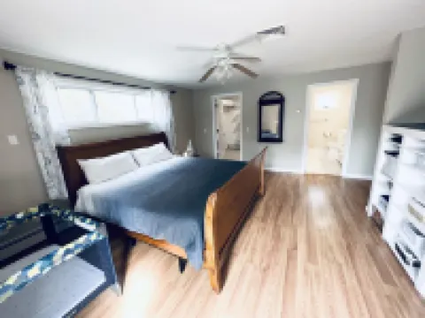 Great location! Short walk to the beach, 5min drive to center! A lot of capacity فنادق في 