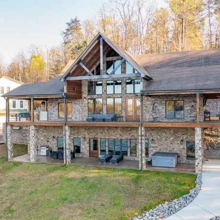 "LAKEVIEW": No Steps, Hot Tub, Boat/Swim Dock, Elevator