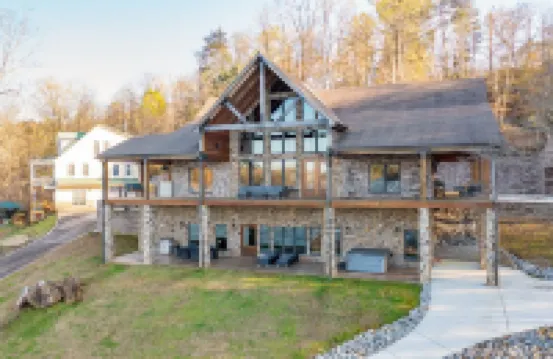 "LAKEVIEW": No Steps, Hot Tub, Boat/Swim Dock, Elevator