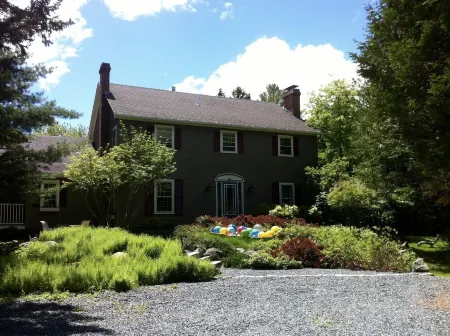 Sunny , cozy 1-bedroom, wooded, private, central Island location, close to ocean Отели рядом с достопримечательностью «Маунт-Дезерт»