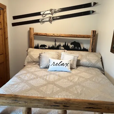 Mtn View Beauty- Walk to Slopes & Lake Lavinski- Top Rated Condo-Sleeps 5-Cheap