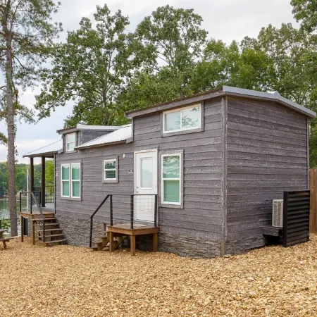 Waterfront Luxury Tiny Home 360 North on Wilson Lake Close to Robert Trent Jones