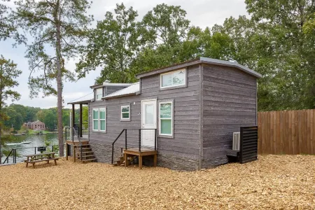 Waterfront Luxury Tiny Home 360 North on Wilson Lake Close to Robert Trent Jones