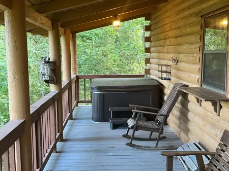 Visit Callaway's Fantasy in Lights with Happy’s Hideaway- Fiber Wifi and Hot Tub