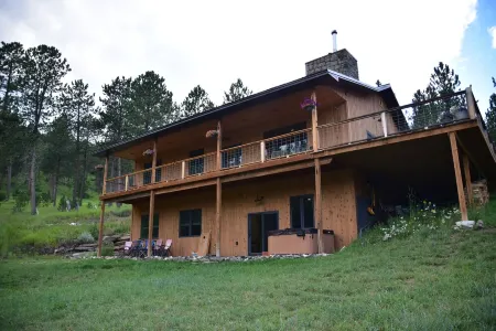 Beautiful home, amazing views, 40 acres, French Creek meandering through valley Отели в г. Запад Кастер Тауншип