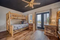 Lux/Private Cabin-PanoramicMntVIEWS-HotTub,Wd Stove,Firepl/Pit,GmRoom,FencedYard