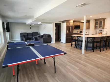 Luxury Hillside House with a Picturesque Mountain View Отели в г. Торнтон