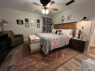 No chores! /6 guests /⬆️stairs /🦮🐈/WI-FI/24x24 rainshower head Hotels near Haysland Square
