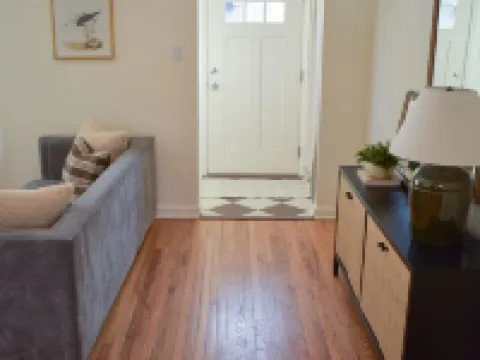 Charming Home Away From Home! Hotels in Cedar Falls