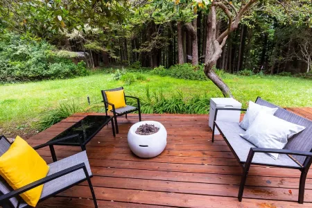 Forest oasis 3 min from beach + Hot Tub + Fire Pit