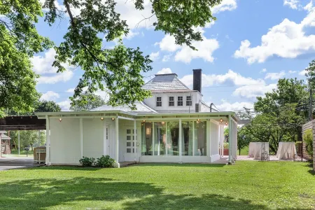 Minutes away from Tennessee Parks! Cozy family stay in White County, TN