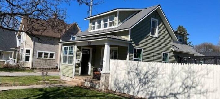 Perfect In-Town Bungalow Отели в г. Чарлвуа