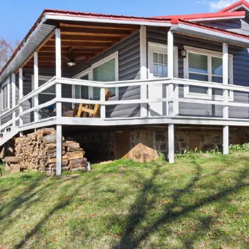 Cozy cabin overlooking Wister Lake