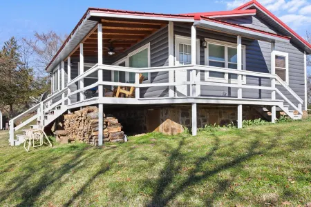 Cozy cabin overlooking Wister Lake