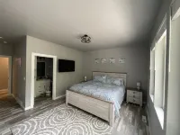 2 Neighboring Homes Sleep 24 - 8 Bedrooms and 10 Bathrooms