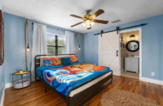 1- King bed/ 1- sofa bed/ 1.5bath Block from Beach