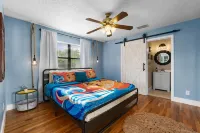 1- King bed/ 1- sofa bed/ 1.5bath Block from Beach