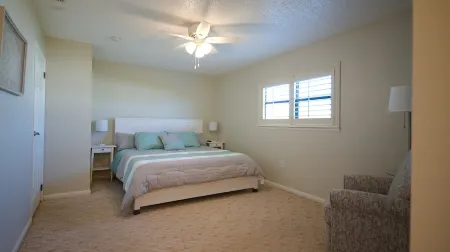 Beautiful Townhome Steps from Beach Отели рядом с достопримечательностью «Сисайд Сиберд Санкчури»