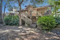 Family-oriented lagoon-side villa in Sea Pines close to Harbour Town