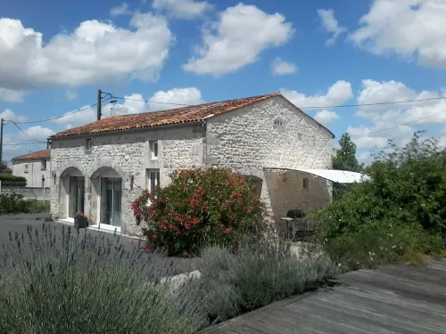 Air-conditioned gîte "le pigeonnier"- prepared beds + bathroom linen provided