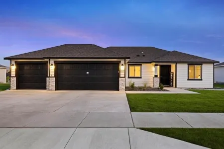 New house!! Outdoor Hot tub with beautiful sunset views