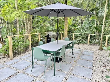 Coconut Grove Mid-Century Jungle Oasis Отели рядом с достопримечательностью «Кампонг, Нешнел Тропикал Ботаникал Гарден»