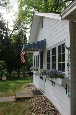 Cozy Cottage Hotels in Hamlin Township