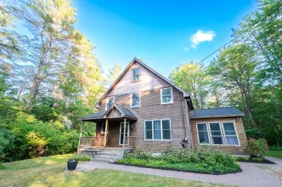 Stylish and Sun Filled Home With Tripp Pond Access Poland Spring Preservation Society 주변 호텔