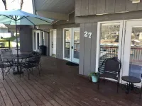 Lakeview Escape-2 BR Lakefront cabin w/ 2 pools, playground, boat ramp & dock