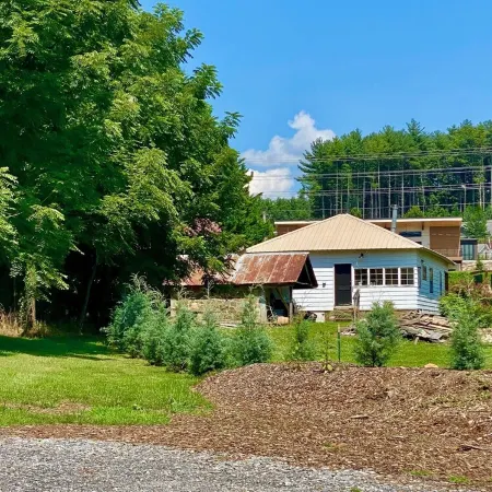Summers Are Better @ Lake Chatuge - Waterfront Farmhouse in Hiawassee, GA
