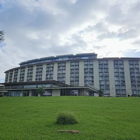 Newly Renovated Hilo Lagoon 2 Bd Condo-A/C, Pool