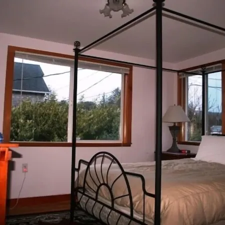 Eden's Garden Cottage, at the Oregon Islands Wildlife Refuge: Internet, piano
