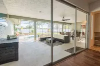 Sleeps 12!! Spacious Retreat in Sarasota, Close to Beaches and Downtown