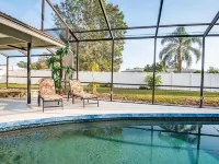 4Br Private Pool Home, Screened Lanai, & 3mi to Srq Airport Hotels in Whitfield