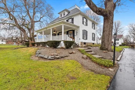 Civil War Era Home, w/King Bed, Near Conesus Lake 1st FL Bed Rm & Hot Tub Отели в г. Ливингстон