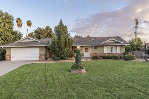 Elegant Cozy 3 Bedroom Home with Large Backyard