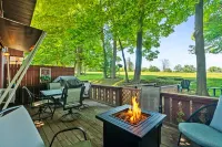 Summer Special! Indian Lake Chalet w/ Dock & Golf – Relax & Unwind