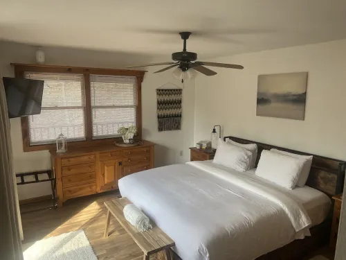 Treetops Cottage, wrap around deck, Wi-Fi, pet friendly, close to Lake Lure.