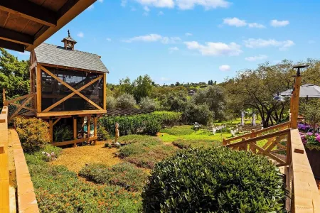 Montecito Cottage - Tuscan Farmhouse, Pool, Views