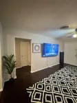 Cozy 3BR Home, Huge Yard, 65" TV Big Lots附近的飯店