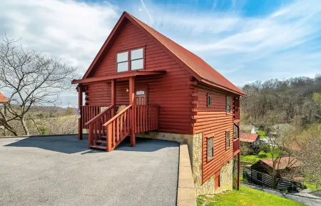 Hideaway Hangout! Family Retreat! Beautiful views, 3 decks, hot tub, multicade! Отели рядом с достопримечательностью «Зоопарк Рейнфорест Адвенчерс»