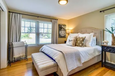 Cozy Luxe UO Home: Walk to Autzen, Campus, Shopping and Dining!