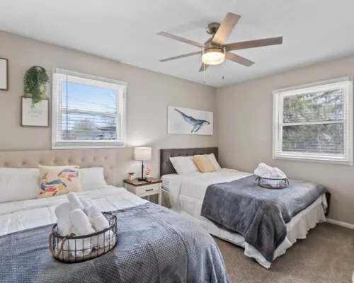 MKE River 3-LVL Townhouse 3BR+1.5BA with Parking for 2 Vehicles Hotels in Glendale
