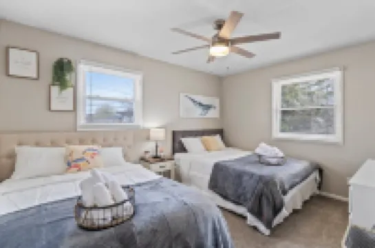 MKE River 3-LVL Townhouse 3BR+1.5BA with Parking for 2 Vehicles