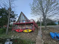 A-Frame Cabin on Lake Galilee Hotels in Шарп