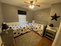 BIG OAK LODGE- 3.5 miles to lake & Chester Frost Park, boats & trailers welcome