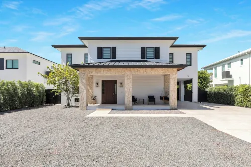 New!Luxurious & spacious waterfront 4 bedroom house in Marathon with endless fun