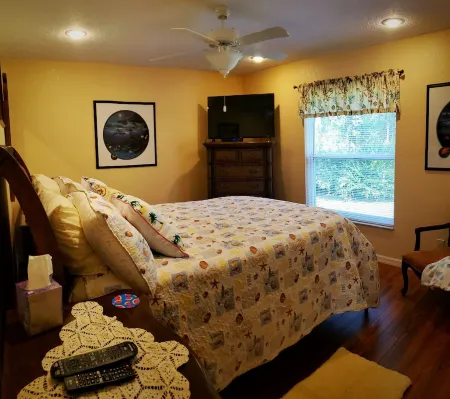 Custom home great local, boat parking,  near dock, food, scalloping,  Manatee.