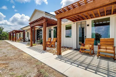 8 bedrooms Ranch, Pool, Giant Hot Tub, Fishing, Fire Pits and Hiking trails