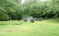 UNIQUE 36 ACR Waterfalls, Steam Shower, BIG Sandbox, Pool Table HOT TUB, POOL Hotels near Catskill Animal Sanctuary